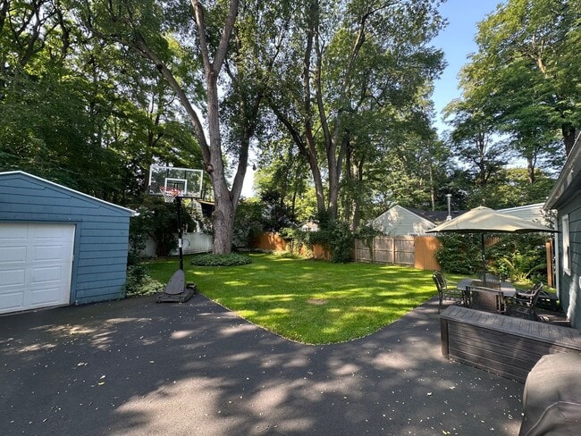 Building Photo - Single Family Home! 2 Bed 2 Bath $2250