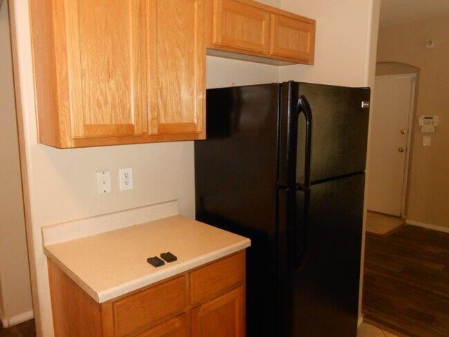 Building Photo - Large Spacious 3 Bedroom Townhome with Com...