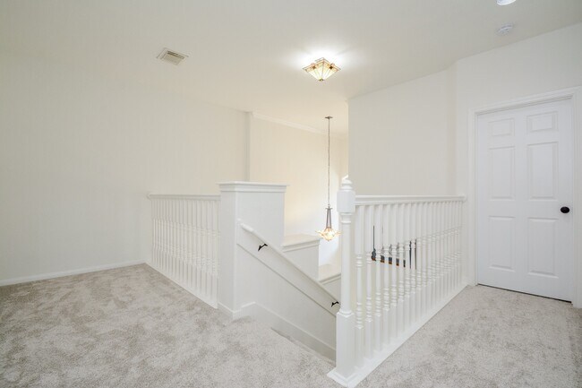 Building Photo - 14 Guinevere Pl