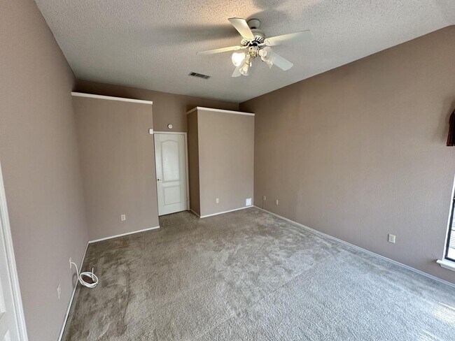 Building Photo - 4 Bed/ 2 Bath in Harker Heights TX