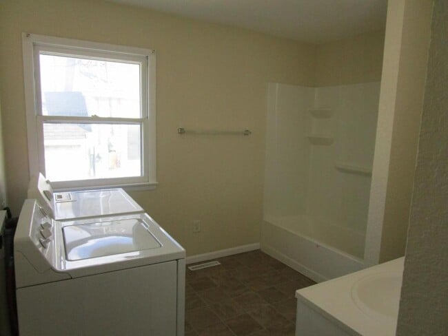 Building Photo - 711 S Osteopathy Ave