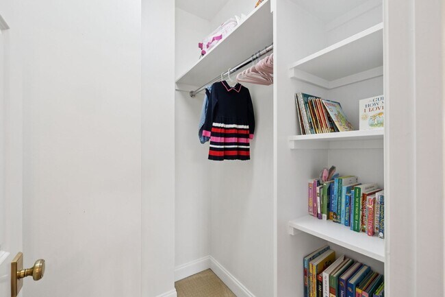 Building Photo - Luxury Executive Rental in Highlands of La...