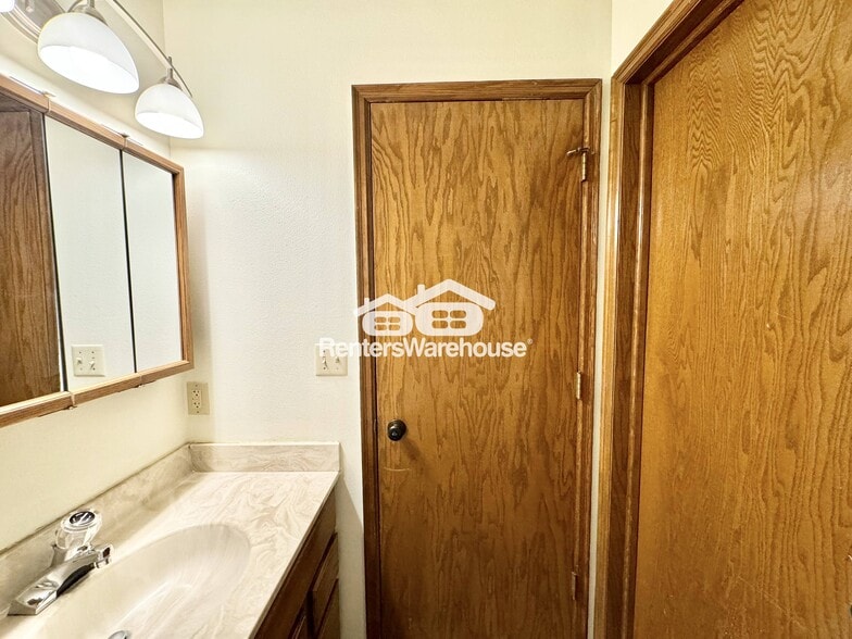 Building Photo - 1115 W 1st St