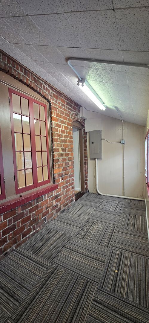 Building Photo - 2 Bedroom up stairs apartment