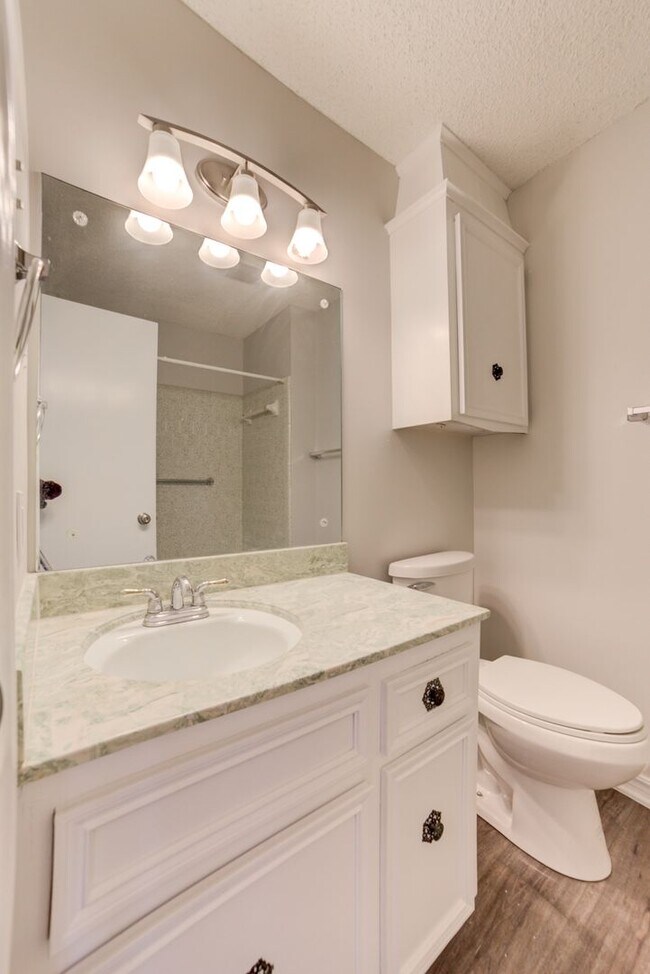 Building Photo - Newly renovated 3 bed / 2 Bath in Tulsa! Available Mid June!