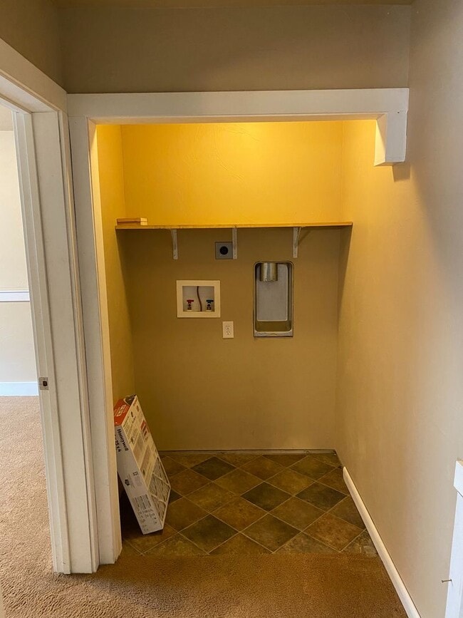 Building Photo - 5 Bedroom 2 Bath Single Family Home in Bozeman!