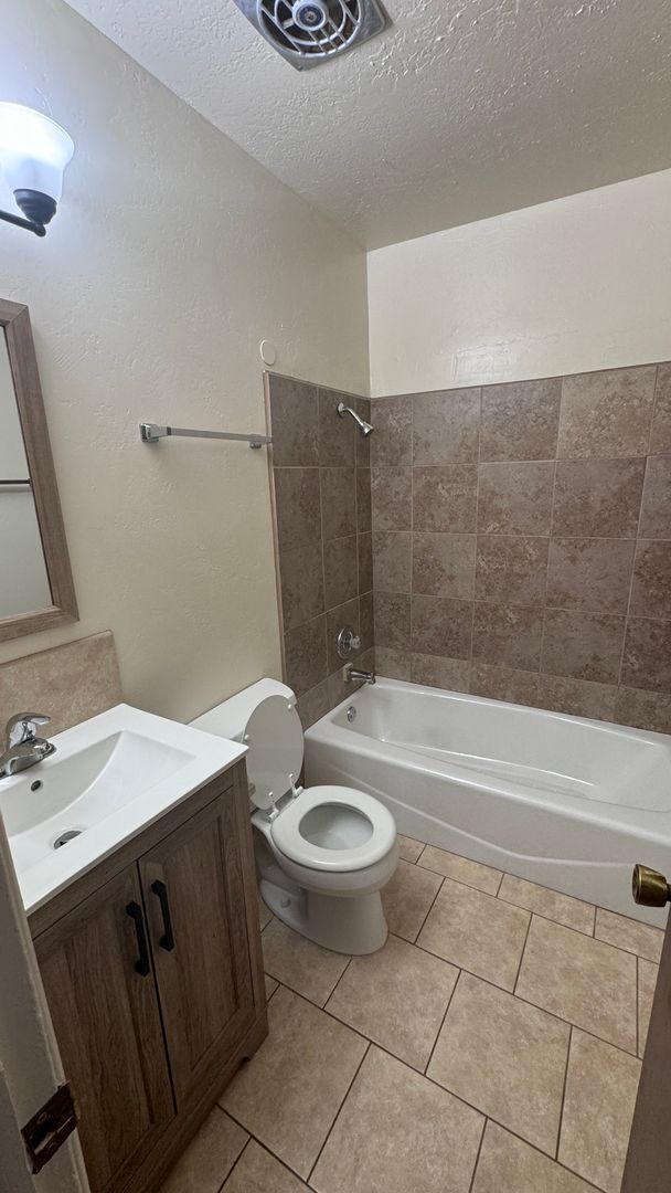 Building Photo - 2802 E Idaho Ave