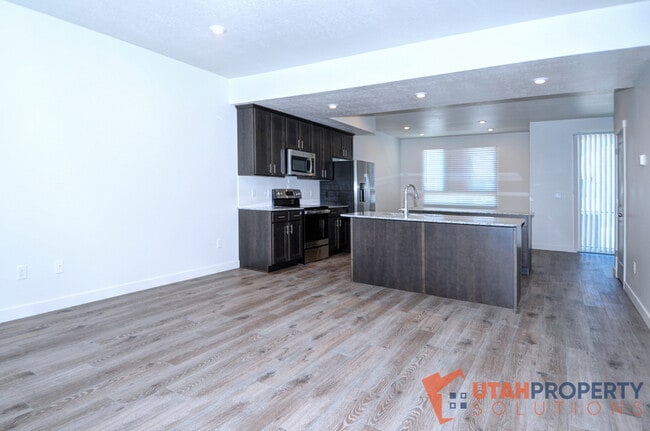 Building Photo - 1006 W 430 S