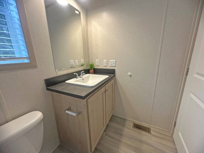 Building Photo - 14876 Washington Rd