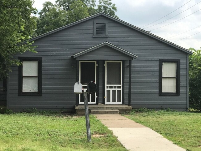 Building Photo - 3300 Hanger Ave