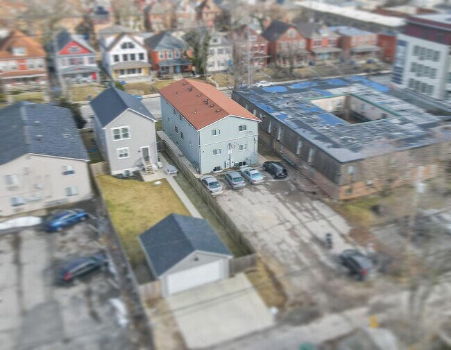 Building Photo - 1235 Summit St