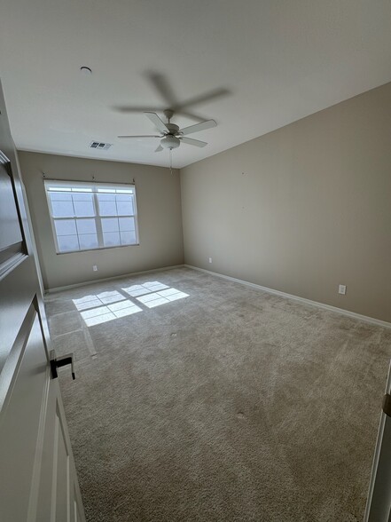 Building Photo - 277 E Azalea Dr
