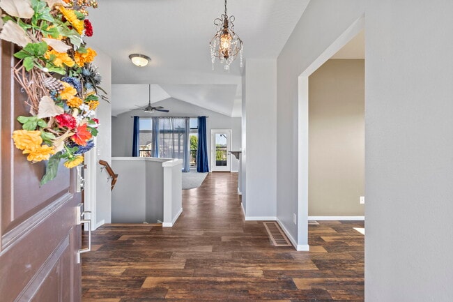 Building Photo - 910 W Chaperon Peak Dr