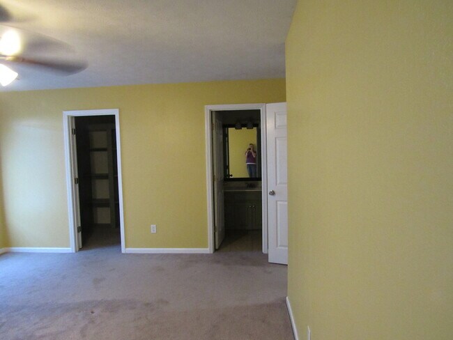 Building Photo - Contact Peggy 501 676 1758 Pets ok with approval