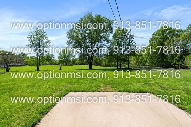 Building Photo - Near Wyandotte County Lake Park!