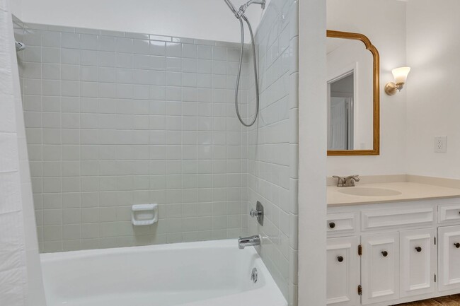 Building Photo - Brentwood Trace Condo