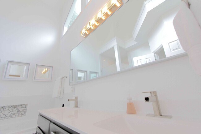 Building Photo - 5711 Chadwick Ln