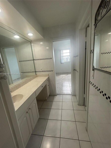 Building Photo - 2851 Leonard Dr