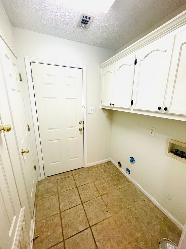 Building Photo - ** 3 Bed 2 Bath located off McQueen Smith ...
