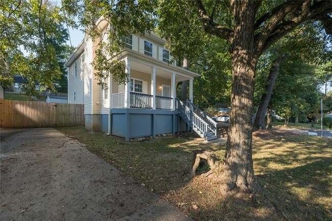 Building Photo - 1331 Memorial Dr SE