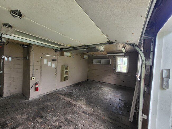 Building Photo - Secluded 4-Bedroom Carriage House with Wor...