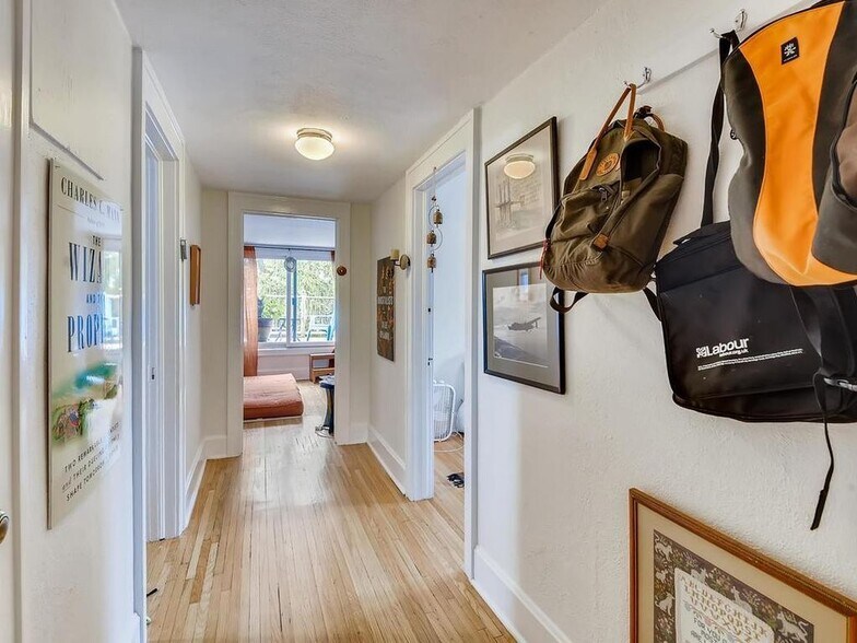 Light fills the space! - 3732 16th Ave S