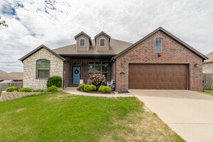 Building Photo - 212 Cowans St