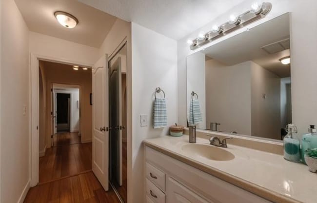 Building Photo - AWESOME 2 BEDROOM 2 BATH UNIT