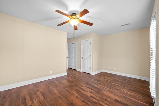 Building Photo - 2 Bedroom 2 1/2 Bath Dog Friendly Condo Fo...