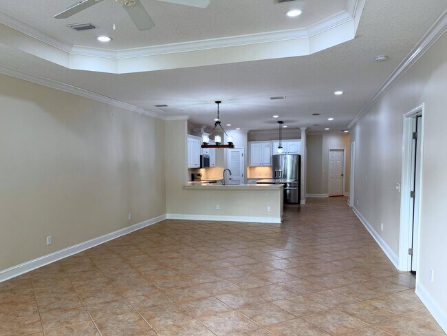 Building Photo - Rare find! 4/3 with amenities!