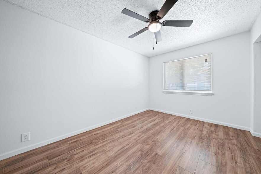 Building Photo - 9008 Galewood Dr