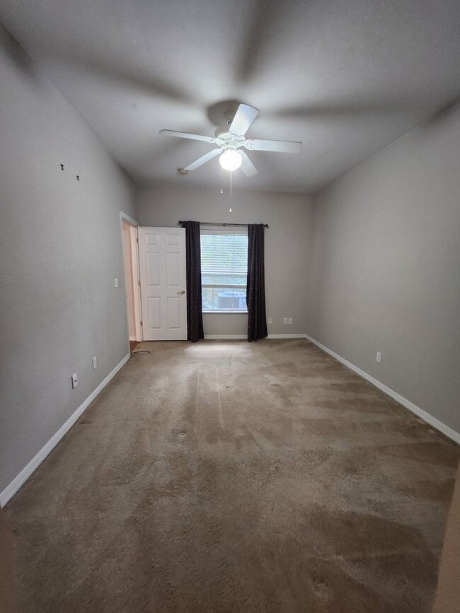 Building Photo - Move in Ready in NW Gainesville!