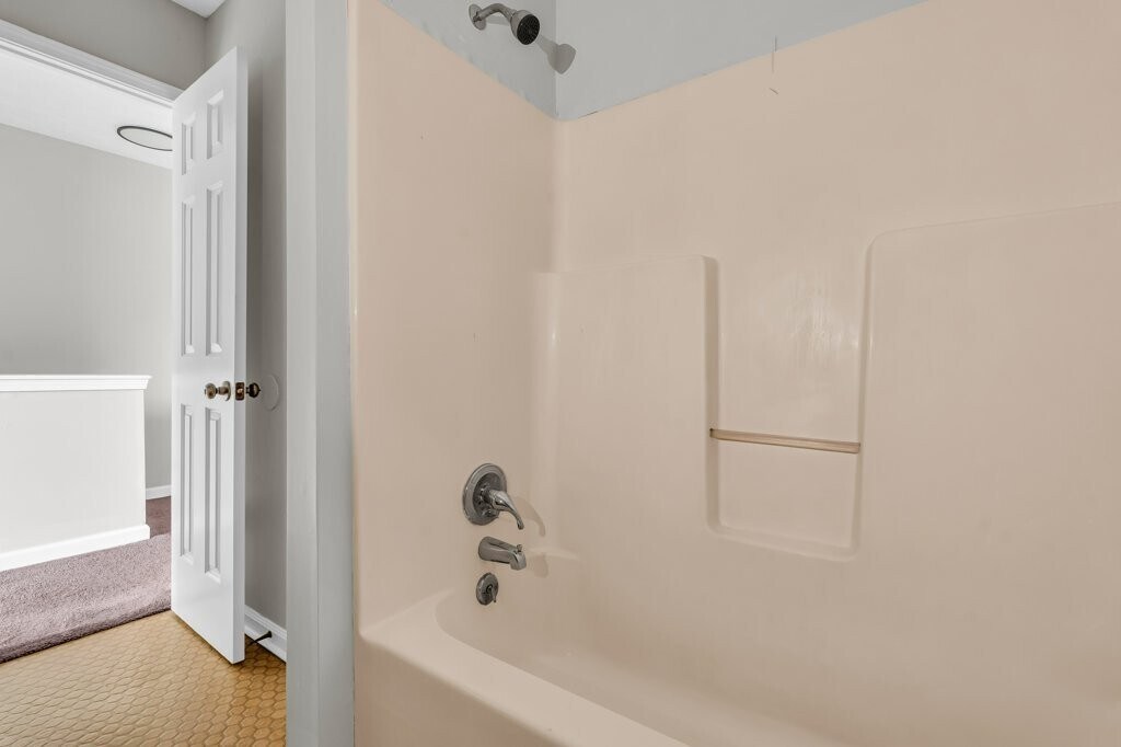 Building Photo - 452 W Broad St