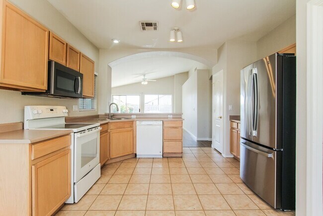 Building Photo - 8547 W Laurel Ln