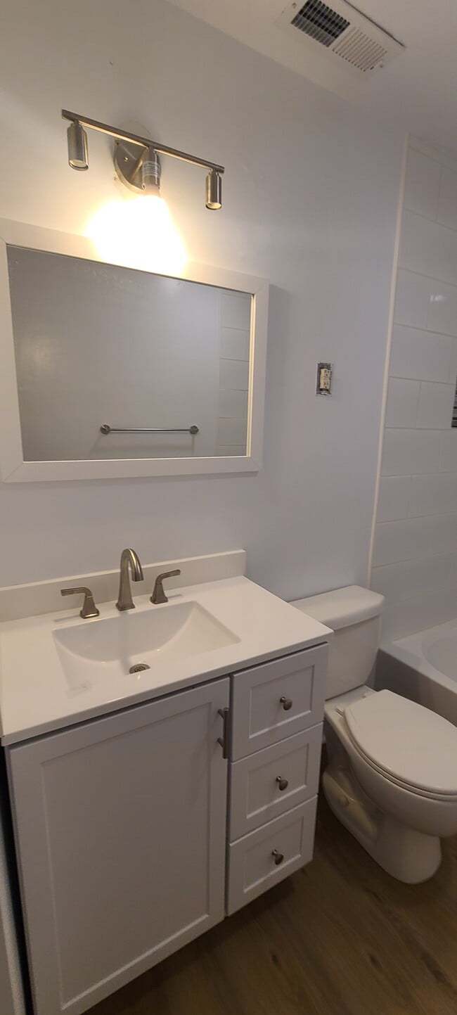 Building Photo - 207 Bland St