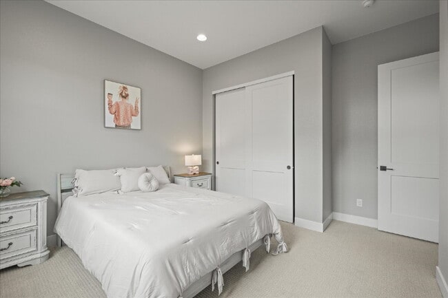 Building Photo - $7,495.00, Stunning 6 bed, 5 bath Ranch-St...