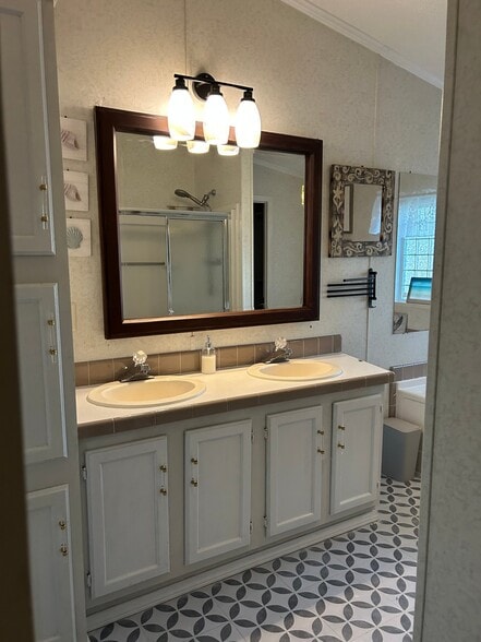 Building Photo - 12545 Louis Dr