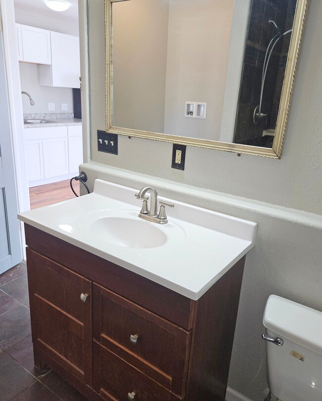 Building Photo - 1-603 1/2 N Superior Ave