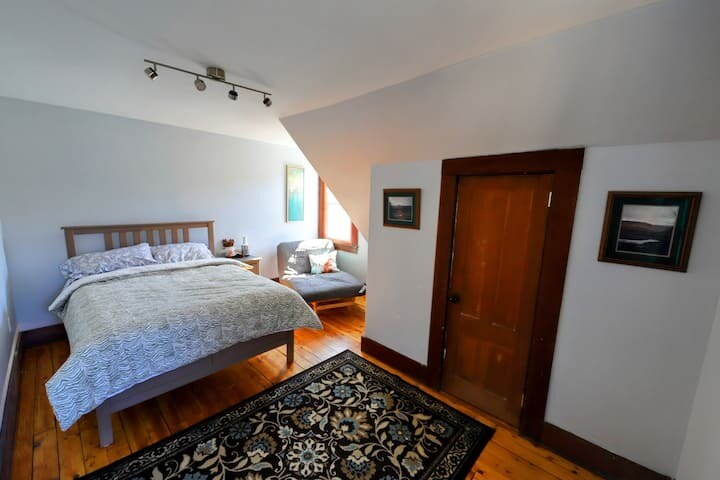 Third floor bedroom - 156-2 Barre St