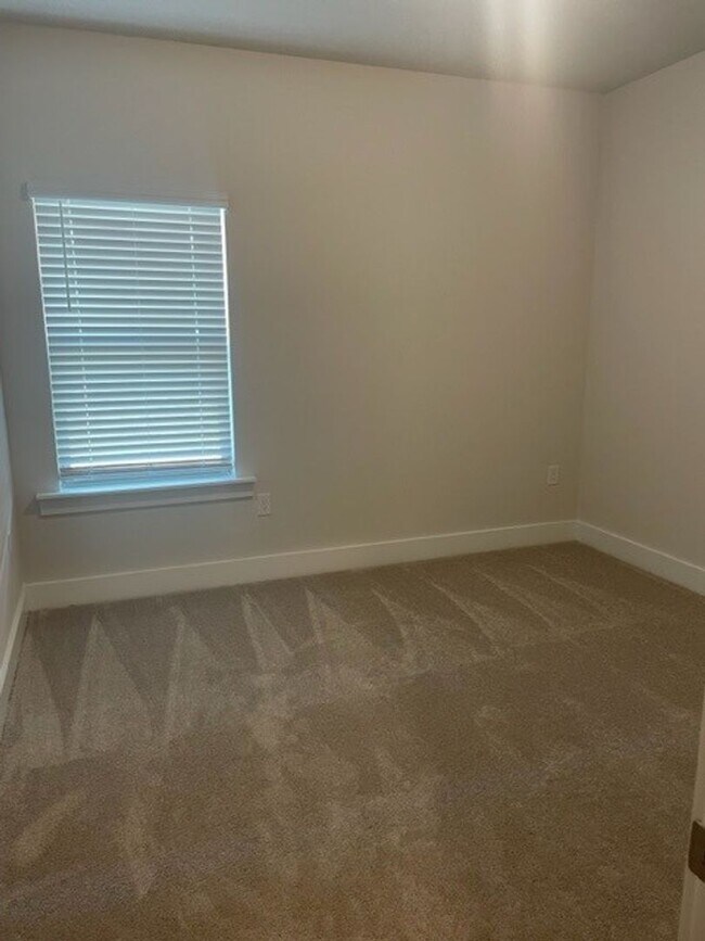 Building Photo - 4 Bedroom/2 Bathroom Minutes from Local Beach!