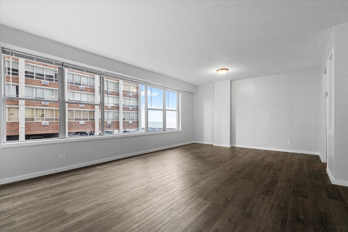 Building Photo - 6157 N Sheridan Rd