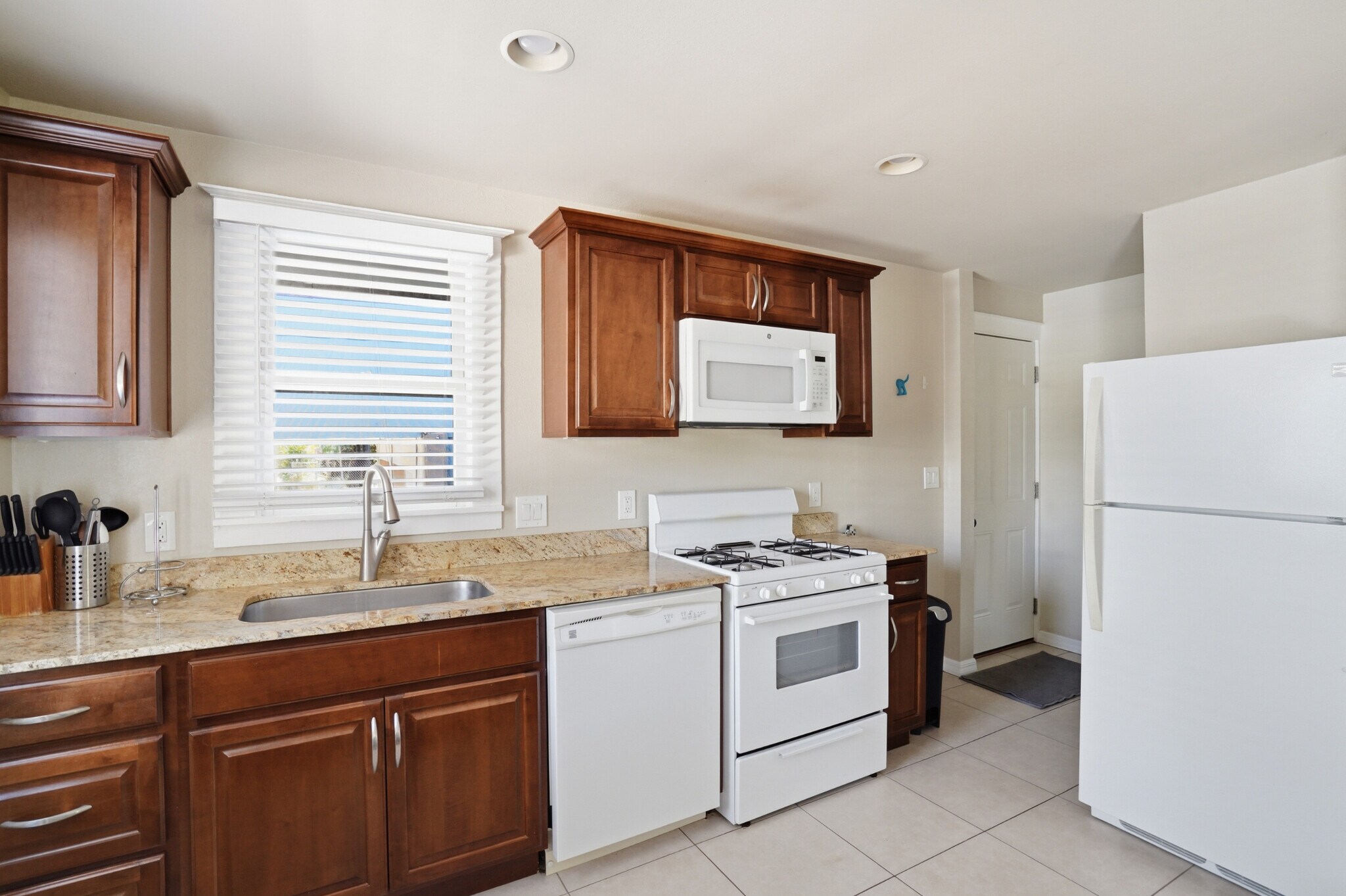 Building Photo - 539 6th St N