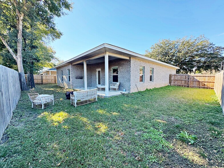 Building Photo - 420 Little John Rd