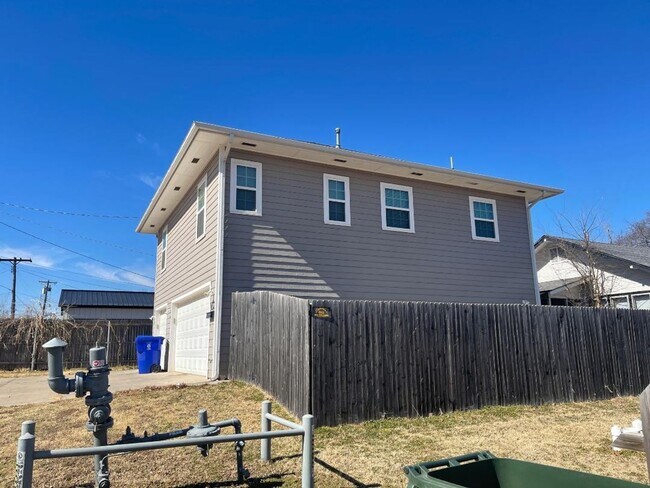 Building Photo - 2 Bed / 2 Bath Apartment with 3-Car Garage – Central Norman – Available Now!