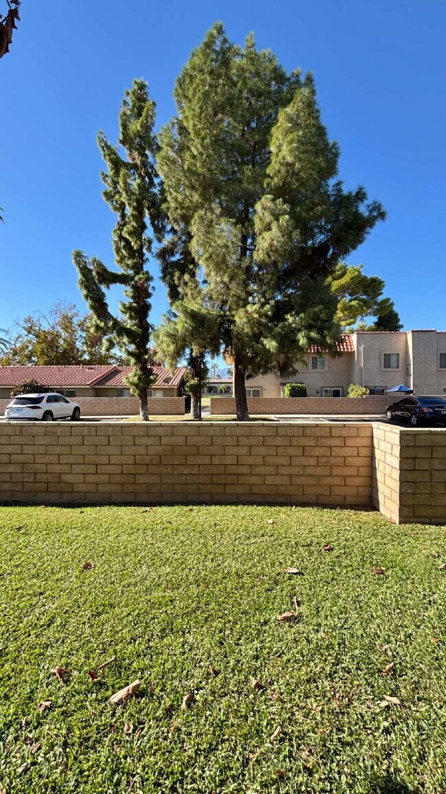 Building Photo - 2 Bedrooms Townhome Availble For Rent in Indio