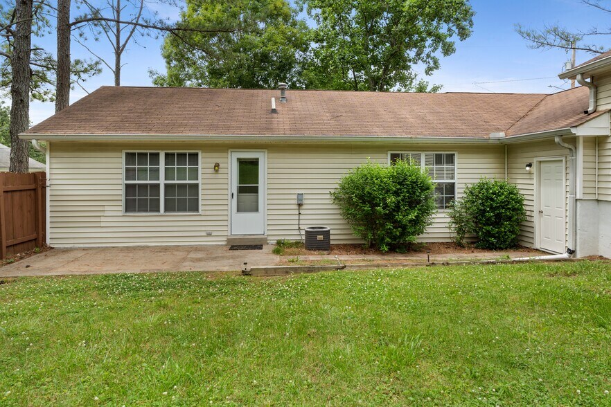 Building Photo - 2822 Airwood Dr