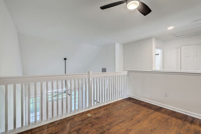 Building Photo - Charming 3-Bedroom Townhome in Summer Wood...