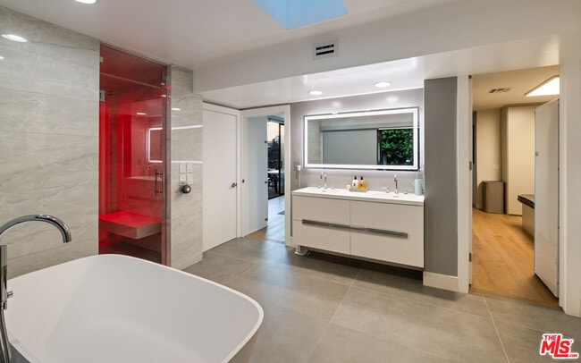 Building Photo - 2001 Sunset Plaza Dr