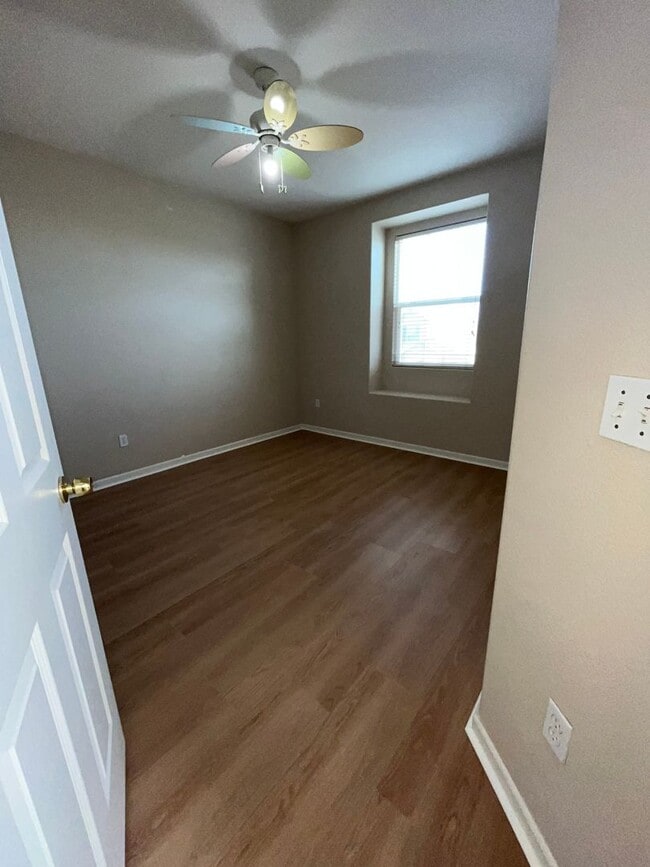 Building Photo - Charming 4BR/3BA/1921SF - Tenant Pays $175...