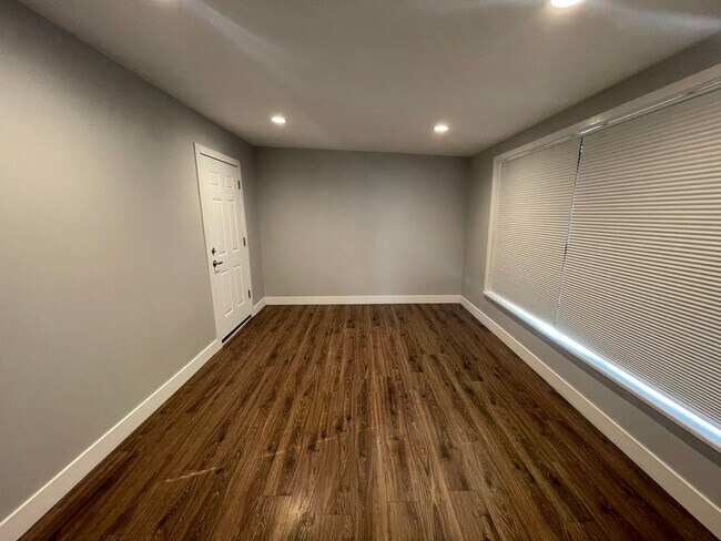 Building Photo - Richland House For Lease